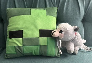 2 Minecraft Plüschtiere EUC Mojang Jinx grauer Wolf Hund 8 Zoll quadratisches grünes Kissen - Bild 1 von 9