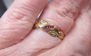 Gorgeous 10K multicolor solid gold ring size 7 w/pink/red gemstones 1.8g - Picture 1 of 6