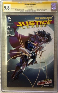 π₯~DC~JUSTICE LEAGUE #12~π₯~VARIANTE NYCC~2x INSEGNA~JIM LEE & G JOHNS~π₯~CGC 9,8~π₯ - Foto 1 di 2