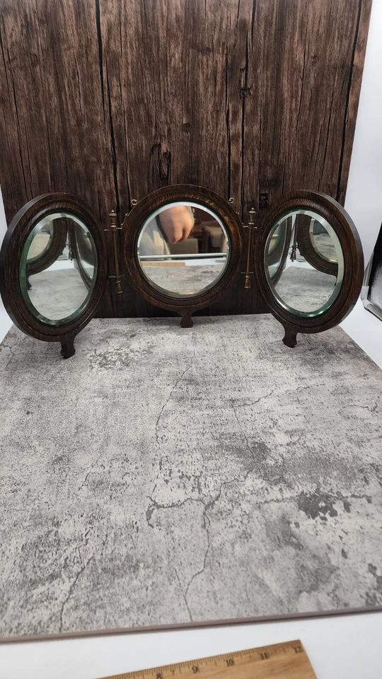 ANTIGUO ESPEJO DE AFEITAR REDONDO DE MADERA TRIPLE PLIEGUE HERRAJES DE LATÓN  Foto 1 de 4