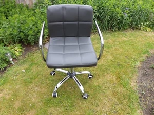 Small office chair with arms. - Picture 1 of 4