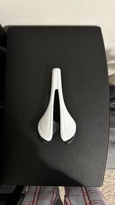 Unbranded Carbon Fiber Bike Saddle, 270mm x 142mm, 123g - Picture 1 of 4