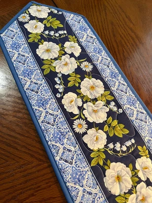 Corredor de mesa acolchado artesanal - Se acerca la primavera - NUEVO 2025 floral azul Foto 1 de 4