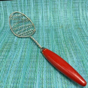 De colección Batidor de alambre en espiral trenzado Cuchara Colador Utensilio 12” Largo Mango de Madera Roja - Imagen 1 de 9