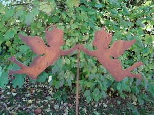 Gartenstecker fliegendes Engel Paar aus Metall, Rost, Gartendeko, 107 cm hoch - Bild 1 von 3