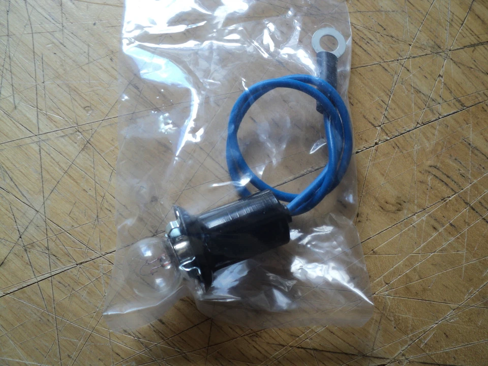 HARLEY PICADORA PERSONALIZADA BOBBER TANQUE DE GASOLINA TABLERO SPEDO BOMBILLA 12 VOLTIOS CON TOMA Foto 1 de 1