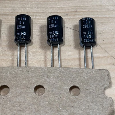 30 Stück - Chemi‑Con SME - 220uF 10 VRM2,5 - ￼Elektrolytkondensatoren 6x11mm NOS - Bild 1 von 3