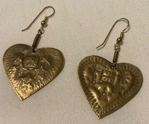 Süße 80er Jahre gestempelte Metall Herz Ohrringe mit französischen Haken Boho Folk-Art EUC - Bild 1 von 4