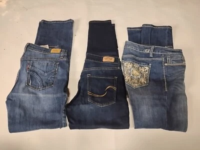 Lot Of 3 Levi's & Code Bleu Misses Women's Size 6M Blue Denim Jeans - Image 1 of 4