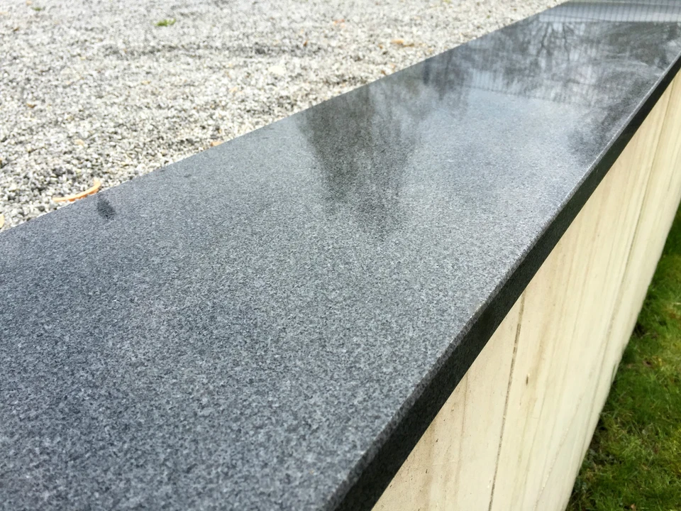 Mauerabdeckung Abdeckplatte Pfeilerabdeckung Granit Naturstein dunkel Stein hart - Bild 1 von 4