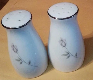 Vintage Noritke Pasadena Pink Rose Bud 6311 Salt & Pepper Shakers Silver Trim - Picture 1 of 4
