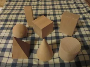Holz 7er Set geometrische Feststoffe Neu im Karton Montessori Mystery Tasche Kugelzylinder Würfel - Bild 1 von 3