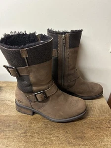 Ugg Boots Oregon Stout Brown Leather Mid Calf Buckle Straps Lined Size EU38/US7 - Picture 1 of 7