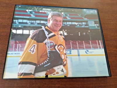 Foto a color enmarcada Bobby Orr at Fenway 2010, 8" X 10" Foto 1 de 2