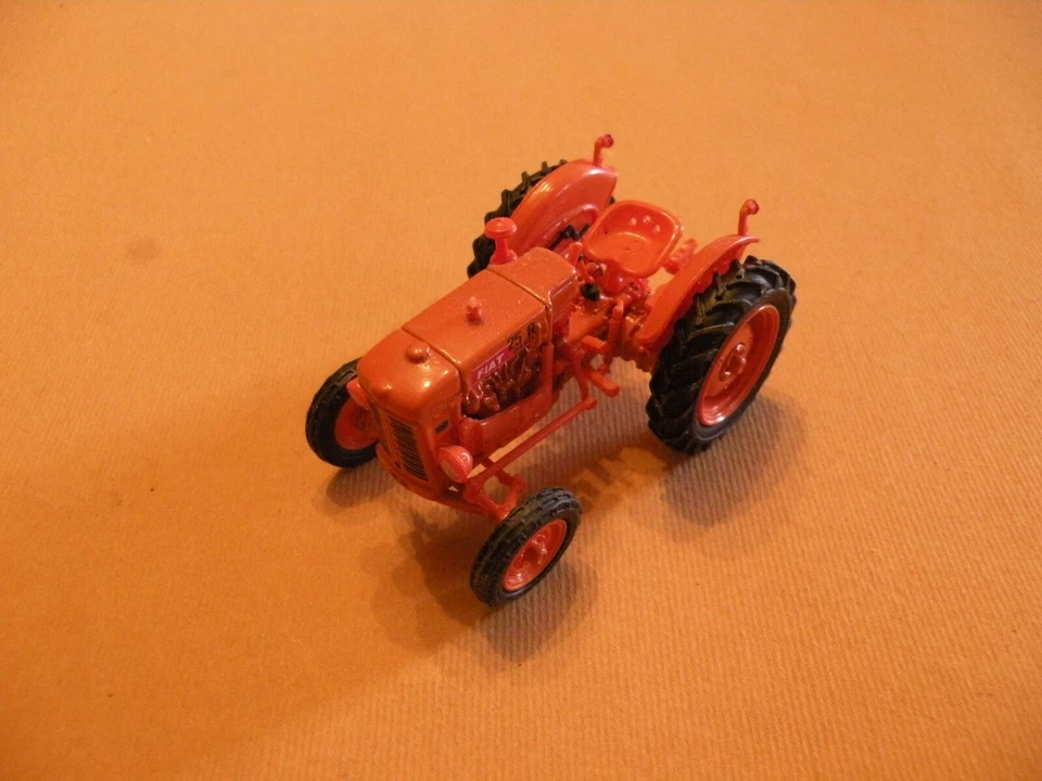 UNIVERSAL HOBBIES TRATTORE IN SCALA 1:43 - Immagine 1 di 1