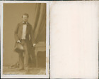 Homme au collier de barbe tenant un chapeau haut-de-forme, circa 1860 CDV vintag
