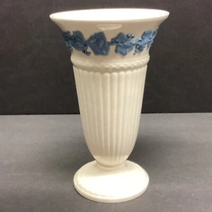 Wedgwood queens Ware vase 6.5” White plain edge Lavender/blue Grape Footed - Picture 1 of 8