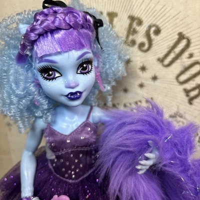 Muñeca Monster High personalizada única en su clase Abbey Bominable retro comedor DESARRAIGADO Foto 1 de 4