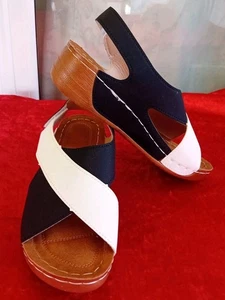 Nuevas sandalias para mujer negras/marfil punta abierta planas EU 37 UK 4 - Imagen 1 de 7
