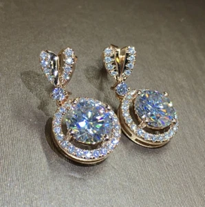 Pendientes colgantes de aro de halo de diamante redondos simulados de 3 quilates en chapado en oro amarillo de 14 K - Imagen 1 de 8