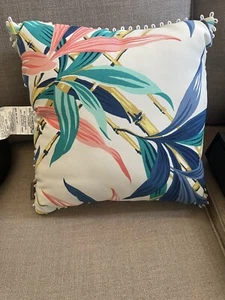 Almohada cuadrada de verano Allen + Roth floral blanco roto - Imagen 1 de 6