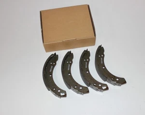 TRIUMPH GT6 MK3 LATE (SELF ADJUSTING BRAKES) SET 4 NEW REAR BRAKE SHOES - Picture 1 of 1