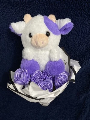 Ramo de cinta hecho a mano rosas púrpuras con lindo animal de peluche de vaca  Foto 1 de 3