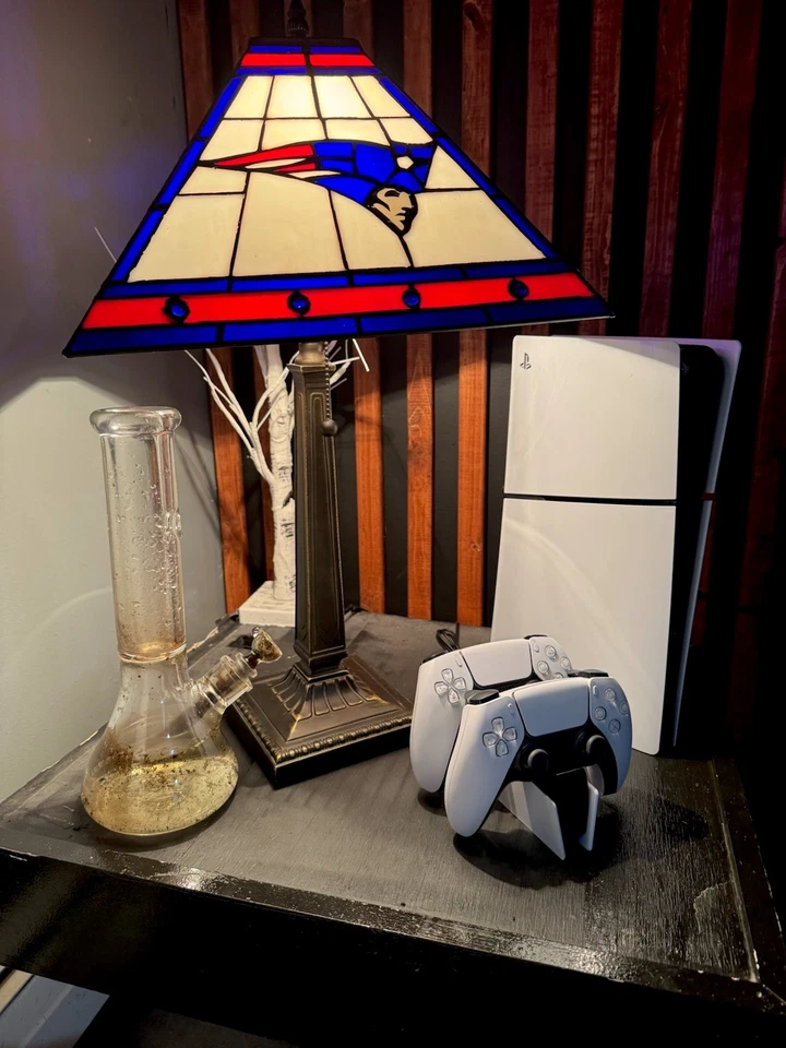 Lámpara de vidrio estilo Tiffany de 21" con licencia NFL de colección de los años 80-90 New England Patriots Foto 1 de 4