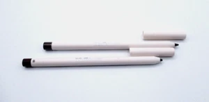 Lote / 2 lápices delineadores de ojos R.E.M Beauty ~ Oso de peluche ~ 0.01 oz / 0.50 g x 2 - Imagen 1 de 2