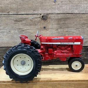 1960s ERTL, International Harvester Utility Tractor, Narrow, 1:16 Scale, Diecast - Picture 1 of 6