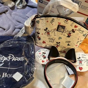 2025 Disney Park Dooney Mickey Minnie Valentines Crossbody/matching Ears NWTS - Picture 1 of 16