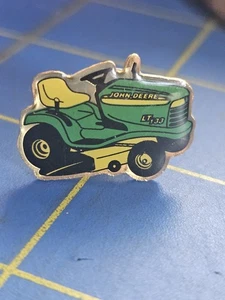 John Deere LT133 Rasentraktor Mäher Sammler Anstecknadel Tie Tac 7/8"x5/8" - Bild 1 von 2