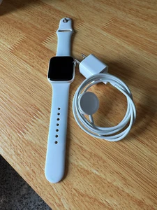 Apple Watch Series 4 44 mm Silver Aluminum Case with White Sport Band - Photo 1 sur 7