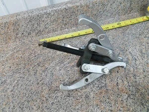 Carquest 31541 3 Jaw Pulley Puller, Reversible, Gear Puller - Picture 1 of 4