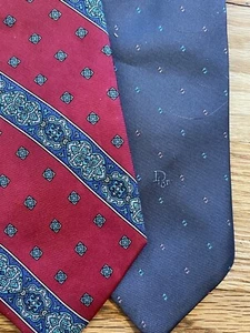 2 Corbata De Colección Christian Dior Roja Paisely Geométrica 100% Seda Italiana EE. UU. - Imagen 1 de 8