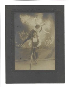 XX3032/ Fahrrad Kunstradfahrer Artisten Foto ca.1900 - Picture 1 of 1