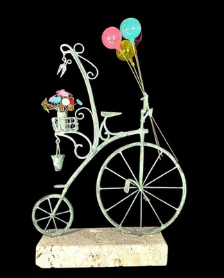 Jim Lewk Globo Hombre Bicicleta Escultura Coctelera de Huesos y Globos de Vidrio Soplado Foto 1 de 4