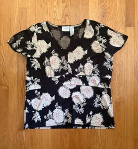 Liz Claiborne Women Size 1X Black Floral Short Cap Sleeve Top V-Neck (X2) - Picture 1 of 5