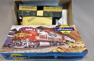 NOS Athearn HO Scale Chicago & North Western 40' Stock Box Car Kit 01767 15037 - Picture 1 of 3