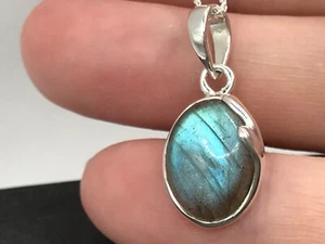 Labradorite oval pendant Solid Sterling Silver, 14 x 10mm. Side detail. Box. - Picture 1 of 14