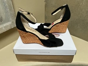 Jessica Simpson NUEVAS Sandalias de cuña de gamuza con punta abierta delantera Delirah negras con lazo 6,5 - Imagen 1 de 5