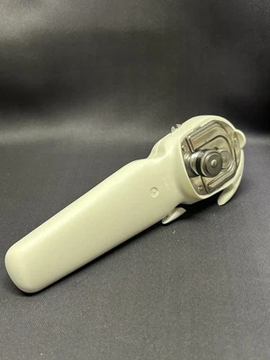 Pampered Chef #2759 Smooth Edge Manual Can Opener - White - Image 1 of 4