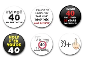 25 mm 1" KNOPFABZEICHEN X6 GEBURTSTAG MEILENSTEINE ALTER 40 - Bild 1 von 1