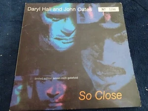 DARYL HALL & JOHN OATES - SO CLOSE - PS - 90's - 7" VINYL - Foto 1 di 2