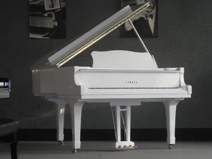 Weißer YAMAHA Flügel - Modell: G-3 - vollständig überholt - Bild 1 von 24