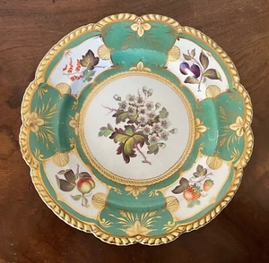 Antiguo plato botánico de porcelana inglesa del siglo XIX flores y frutas en verde - Imagen 1 de 11