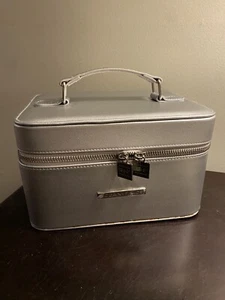 RODAN And FIELDS Scatola accessori gioielli trucco pelle argento / custodia da viaggio NUOVO - Foto 1 di 7
