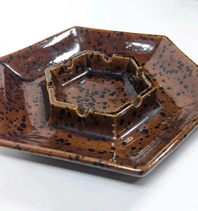 Hermoso cenicero de cerámica de mediados de siglo manchado marrón hexagonal Royal Haeger de colección - Imagen 1 de 7