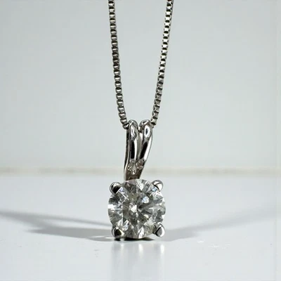 Colgante solitario vintage de diamantes brillantes redondos de oro blanco de 10 quilates de 0,22 quilates Foto 1 de 4