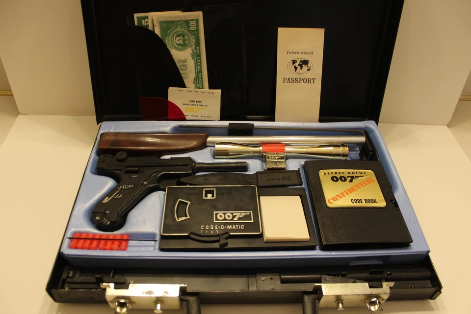 James Bond 007 Attache Case 1965 buen estado todo original Foto 1 de 4